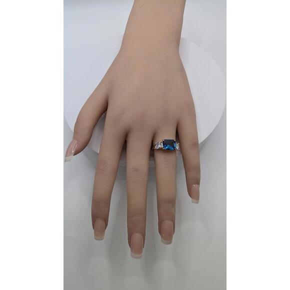 Elegant Blue Gemstone Ring with Side Stones Size 7 - Picture 6 of 9